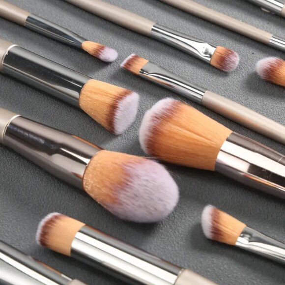 7-Piece Professional Soft Nylon Oval Makeup Brush Premium Large Set - Picture 7 of 7